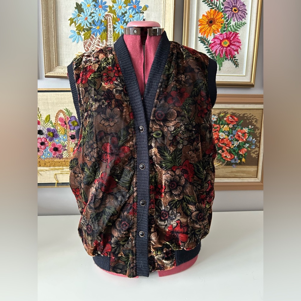 Over Star vest. Size XL. Floral pattern. Velvet feel.